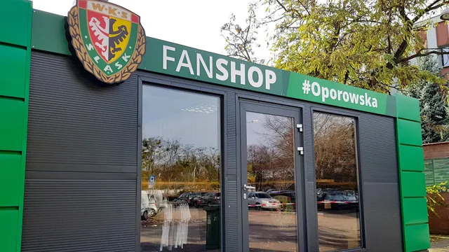 Zamknięte fanshopy i kasy