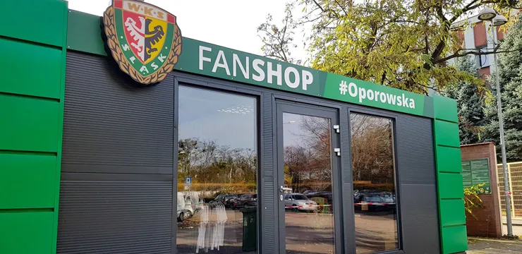 Zamknięte fanshopy i kasy 