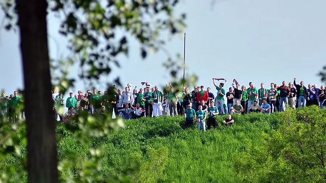 ARCHIWUM: Kibice Śląska dopingują, mimo zamkniętego stadionu (WIDEO)
