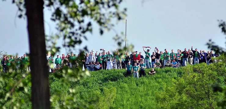 ARCHIWUM: Kibice Śląska dopingują, mimo zamkniętego stadionu (WIDEO)