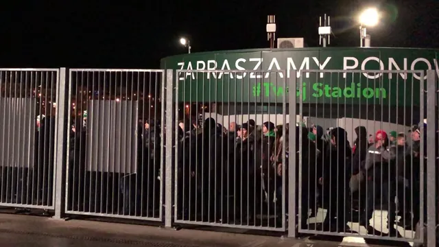 WIDEO: Kibice dopingują Śląsk pod stadionem