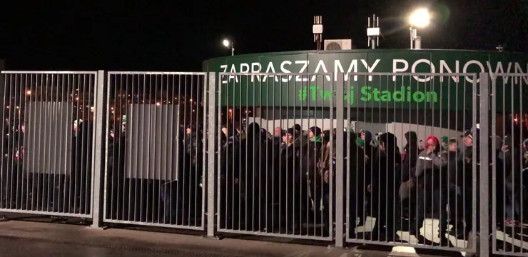 WIDEO: Kibice dopingują Śląsk pod stadionem
