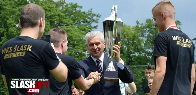 FOTO: Dekoracja wicemistrzowskiej drużyny U-18