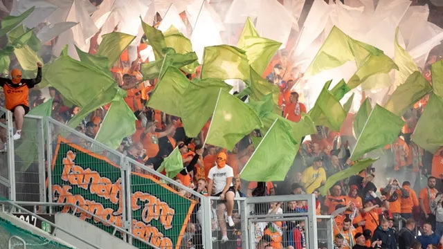 WIDEO: Goście rzucający piro w kibiców