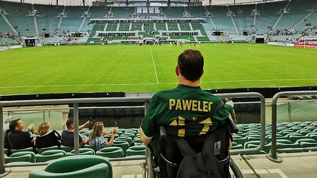 ''Piłka nożna jest dla nich terapią, którą musieli przerwać''