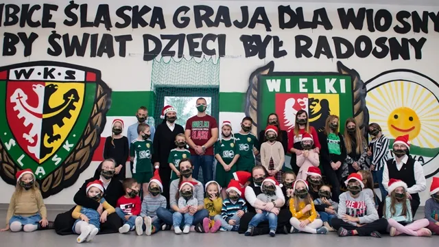 Kibice Śląska zagrali dla ''Wiosny'', by świat był radosny (FOTO)