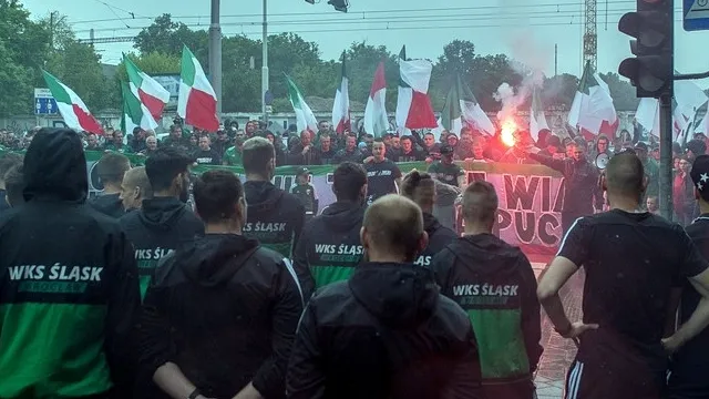 WIDEO: Kibice Śląska motywują piłkarzy w drodze do Warszawy