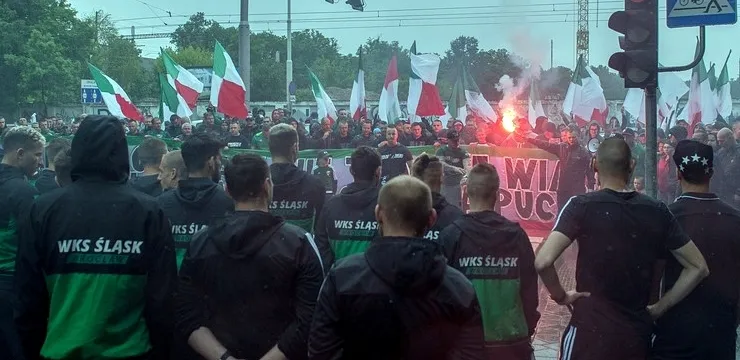 WIDEO: Kibice Śląska motywują piłkarzy w drodze do Warszawy