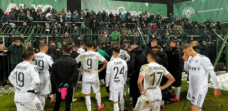 WIDEO: Wściekli kibice, piłkarze oddali im koszulki