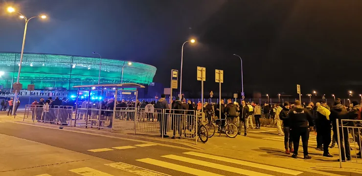 WIDEO: Doping kibiców pod stadionem