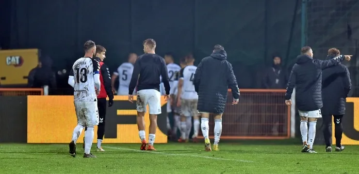 Sędzia Jarzębak: ''Od razu zaczęli schodzić z boiska''