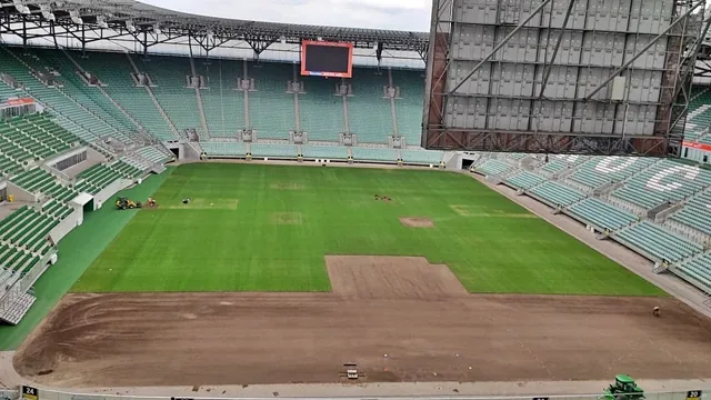 Trwa wymiana części murawy
