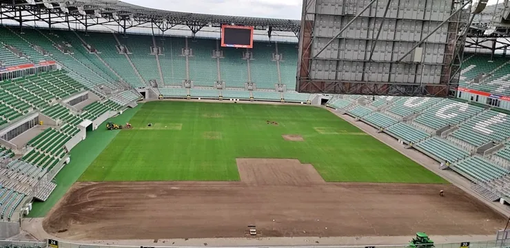 Trwa wymiana części murawy