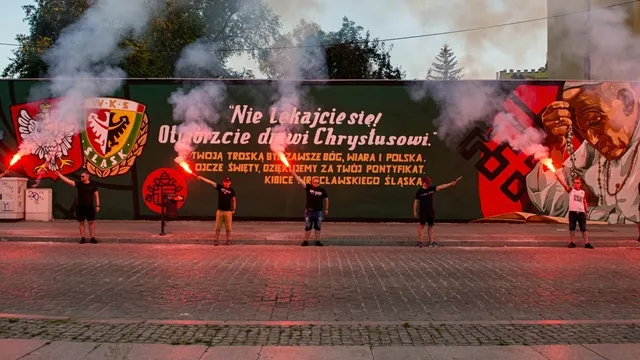 Kibice Śląska namalowali graffiti z papieżem