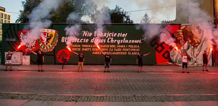 Kibice Śląska namalowali graffiti z papieżem