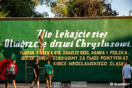 Kibice Śląska namalowali graffiti z Papieżem 