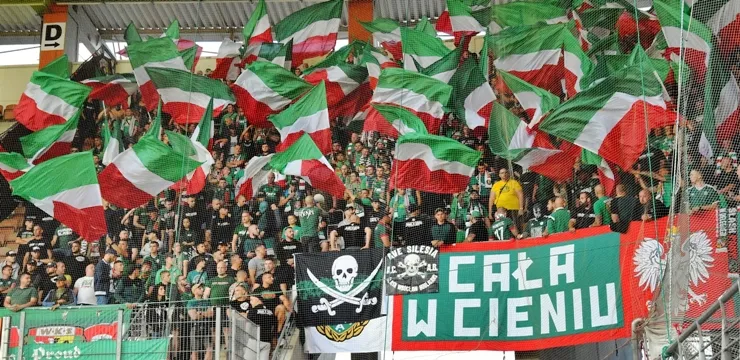 KIBICE: Derbowa atmosfera w sektorze Śląska (WIDEO)