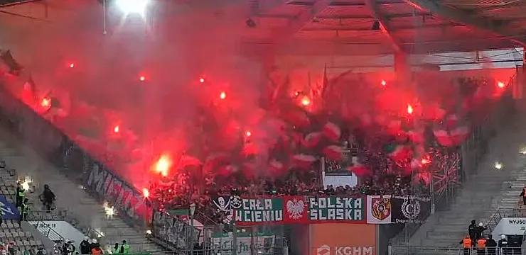 KIBICE: Derbowa oprawa kibiców Śląska (WIDEO)