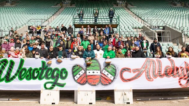 KIBICE: Wielkanocne święcenie pokarmów na stadionie