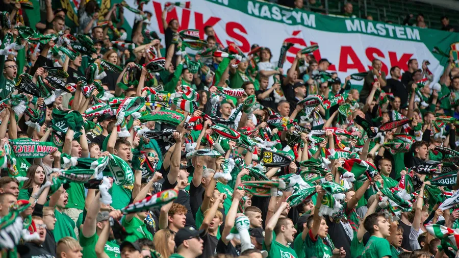 KIBICE: Fanatyczny doping kibiców Śląska z Wisłą Płock
