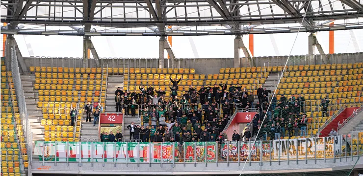 KIBICE: Doping kibiców Śląska Wrocław w Białymstoku (WIDEO)