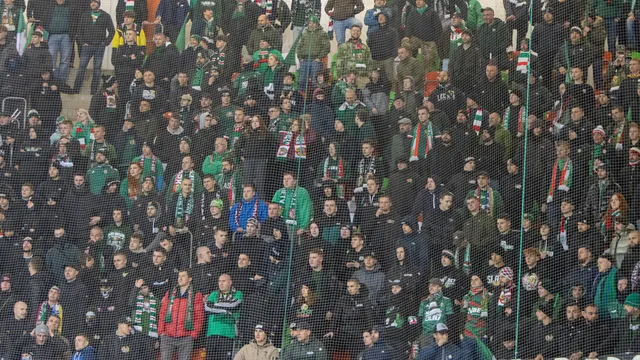 Piłkarz Śląska oglądał derby wspólnie z kibicami. Zasiadł w sektorze gości