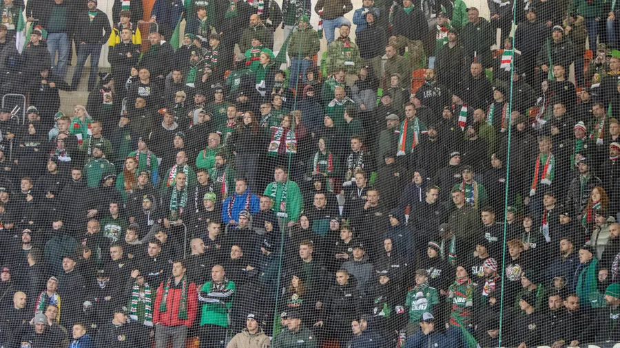Piłkarz Śląska oglądał derby wspólnie z kibicami. Zasiadł w sektorze gości