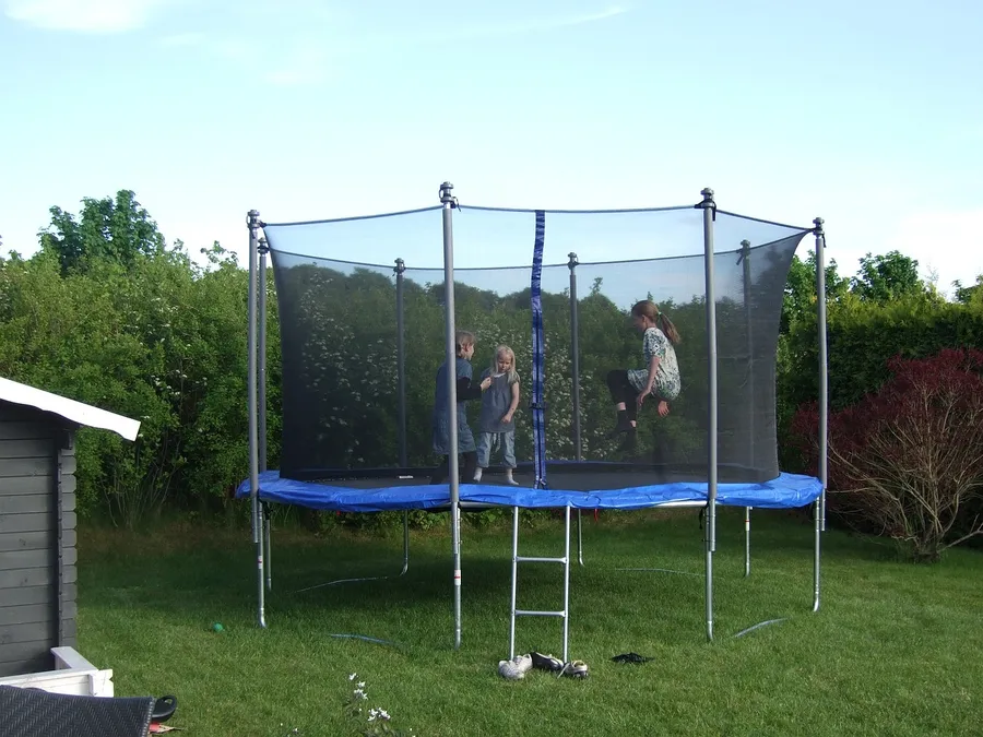 Trampolina ogrodowa – dlaczego to nie tylko zabawa, ale i zdrowie?