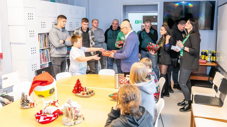 Kibice oraz piłkarze odwiedzili Dom Dziecka w Środzie Śląskiej 