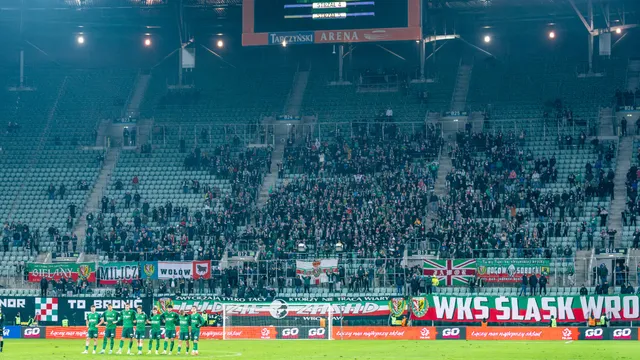 Szydera na trybunach i smutne obrazki na stadionie we Wrocławiu