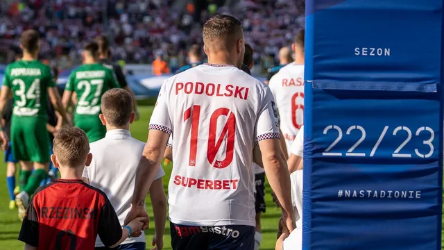 Piękny gest Lukasa Podolskiego. Ogromne pieniądze dla powodzian