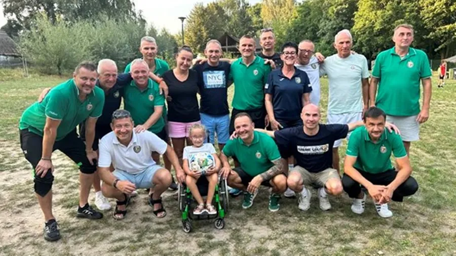 OLDBOJE: Grają i pomagają