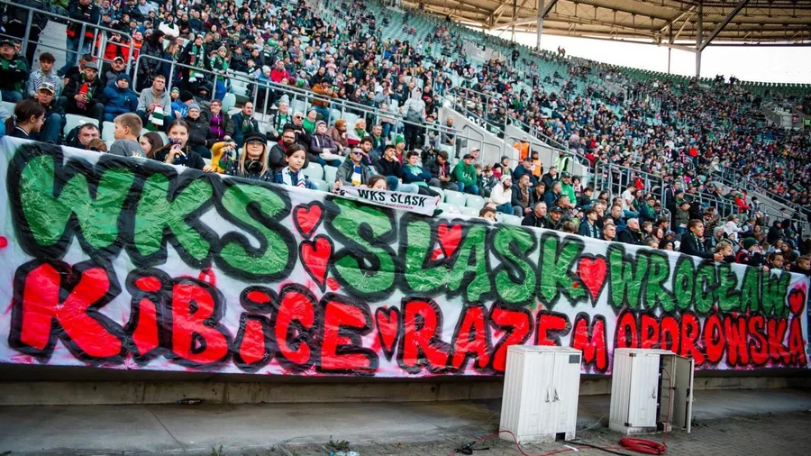Transparenty kibiców ozdobiły trybunę D 