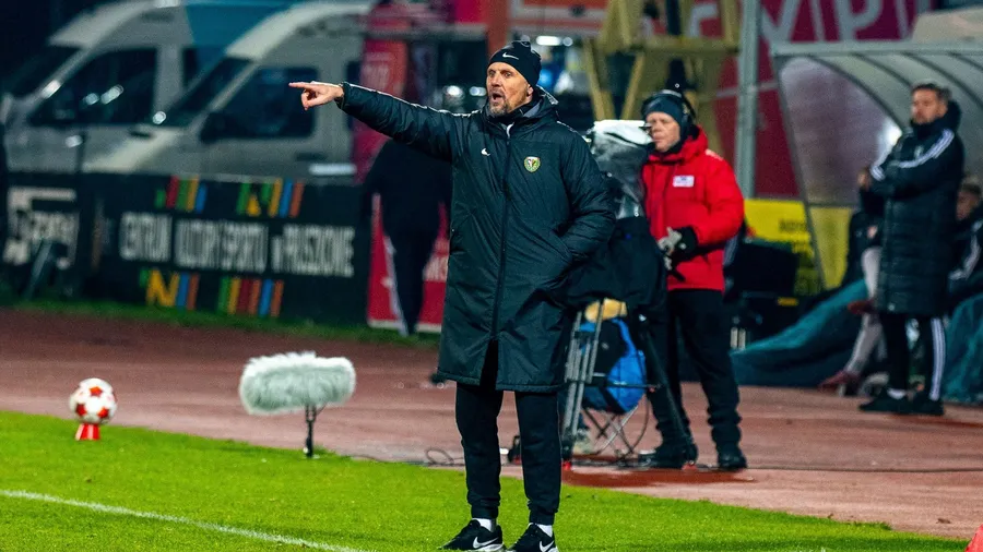Złość kibiców po remisie z Pogonią. ''Decyzje Simundzy sabotują awans''