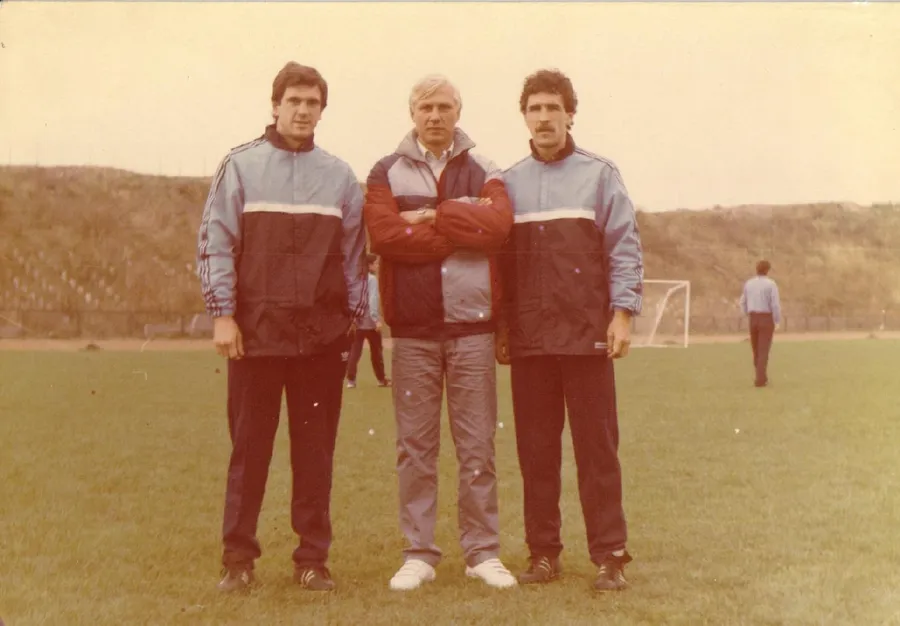 Werner Peterek (w środku) w towarzystwie dwóch piłkarzy Realu Sociedad ( Fot. Archiwum Wernera Peterka)