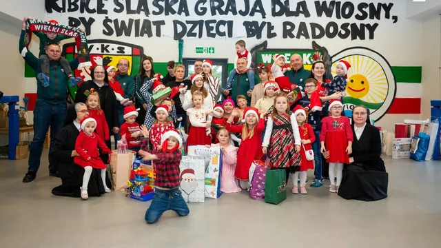 KIBICE: Fani Trójkolorowych odwiedzili Dom Dziecka "Wiosna"