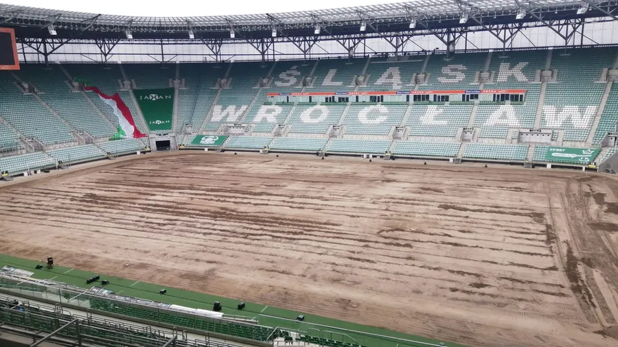 Trwa wymiana murawy na wrocławskim stadionie. Jaki jest jej koszt? 