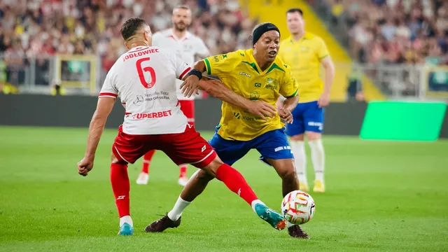Ronaldinho u boku osobistości Śląska Wrocław