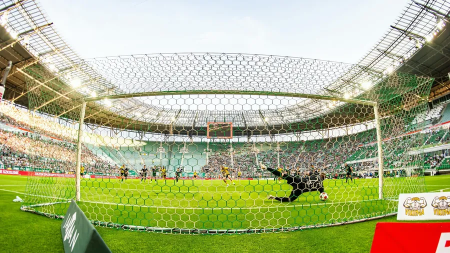 Michał Szromnik był blisko obrony karnego w końcówce meczu z Wieczystą we Wrocławiu. Ostatecznie padł remis 1:1. 