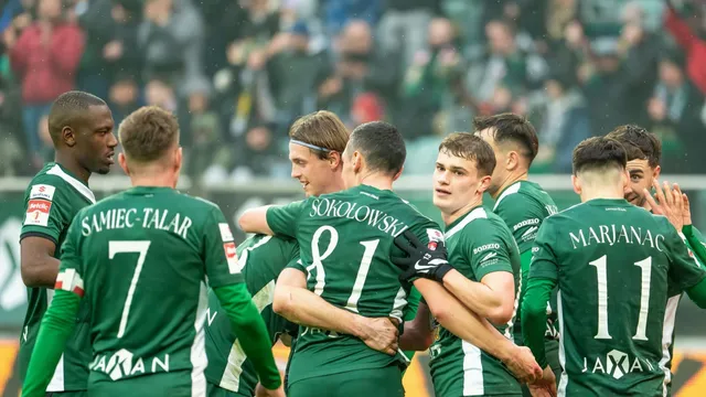 Głosy z sieci: ''Trener chyba zapodał piłkarzom w przerwie wiaderko witamin''.