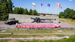 Kibice Śląska oddali hołd żołnierzom gen. Maczka (WIDEO)