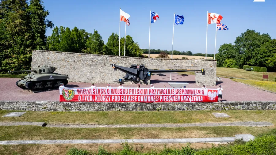 Kibice Śląska oddali hołd żołnierzom gen. Maczka (WIDEO) 