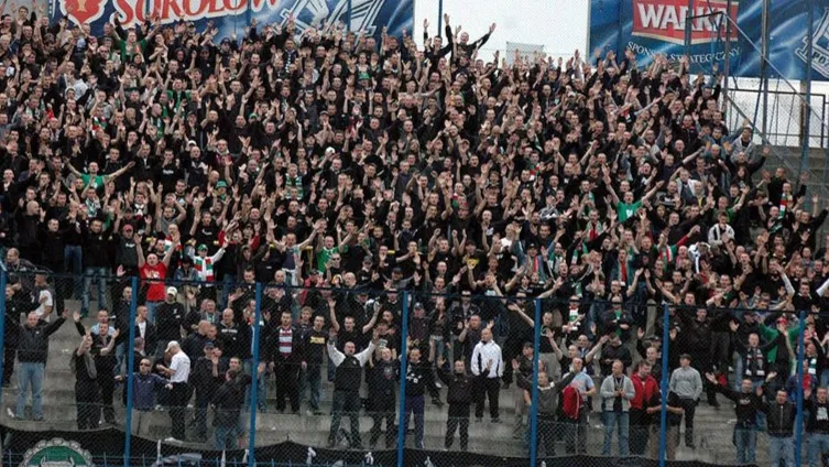Kibice Śląska ubrani na czarno, podczas meczu z Wartą Poznań. Zwycięstwo w tym meczu dało Wrocławianom awans do Ekstraklasy.