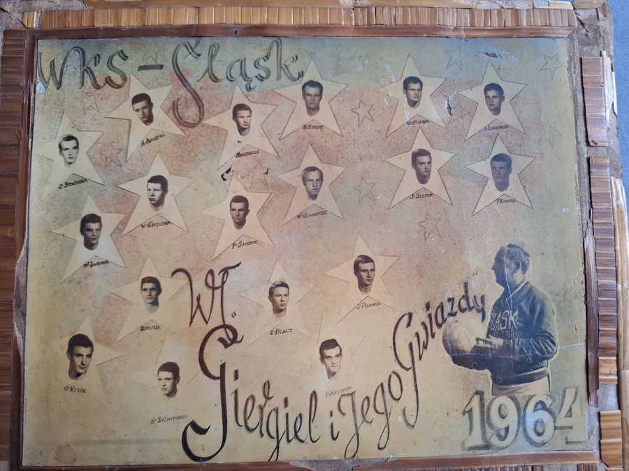 Plakat z trenerem i piłkarzami drużyny Śląska z sezonu 1963/64. Zdjęcie dzięki uprzejmości Marcina Woźniaka.