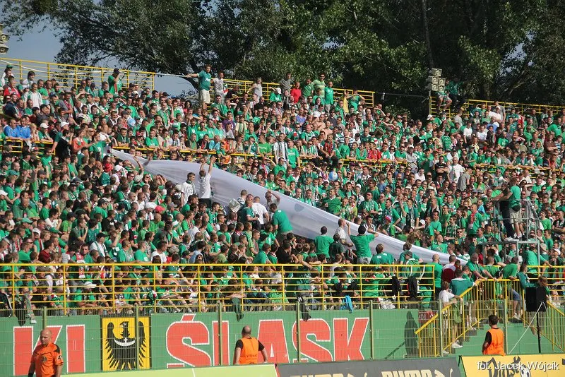 Kibice Śląska rozkładający ich nowe "boisko" do gry w siatkówkę.