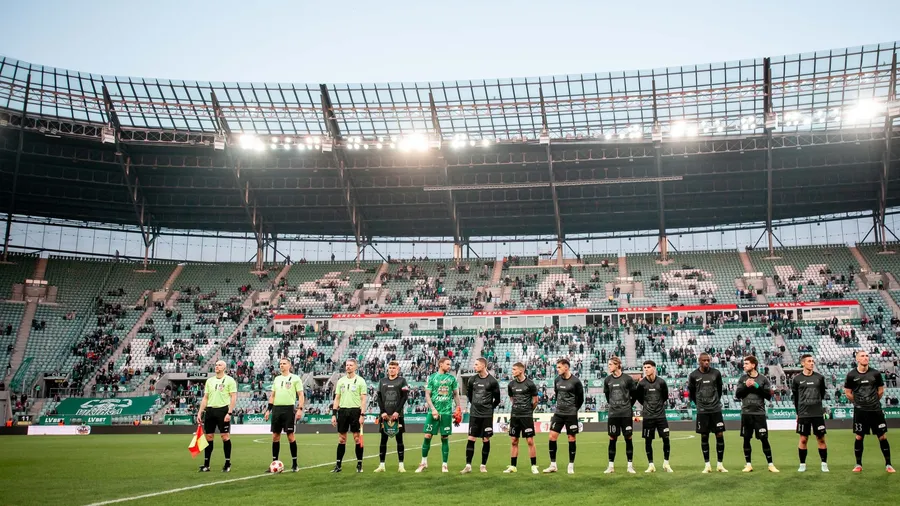 Drużyna Śląska czekająca na ekipę gości. Sędzia chwilę później zakończy spotkanie, przez brak pojawienia się piłkarzy Wisły na stadionie.
