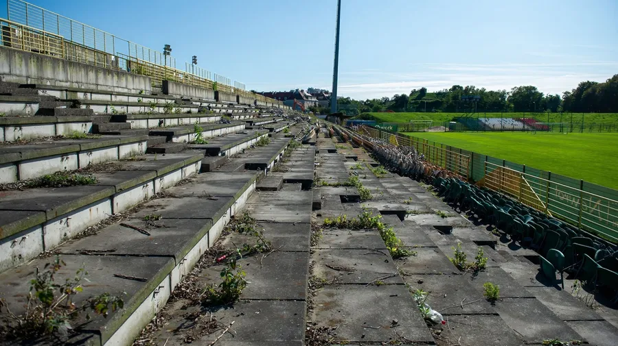 Trwa rozbiórka trybuny na stadionie przy Oporowskiej. Tak znika legendarny młyn
