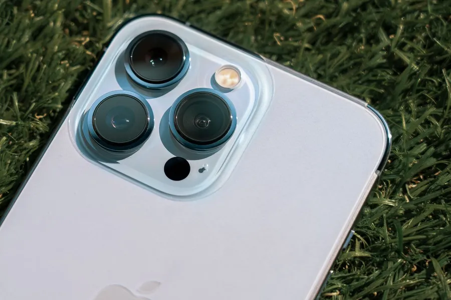 Zmienna przysłona w aparacie iPhone 18 Pro – Rewolucja w fotografii mobilnej i trybie nocnym